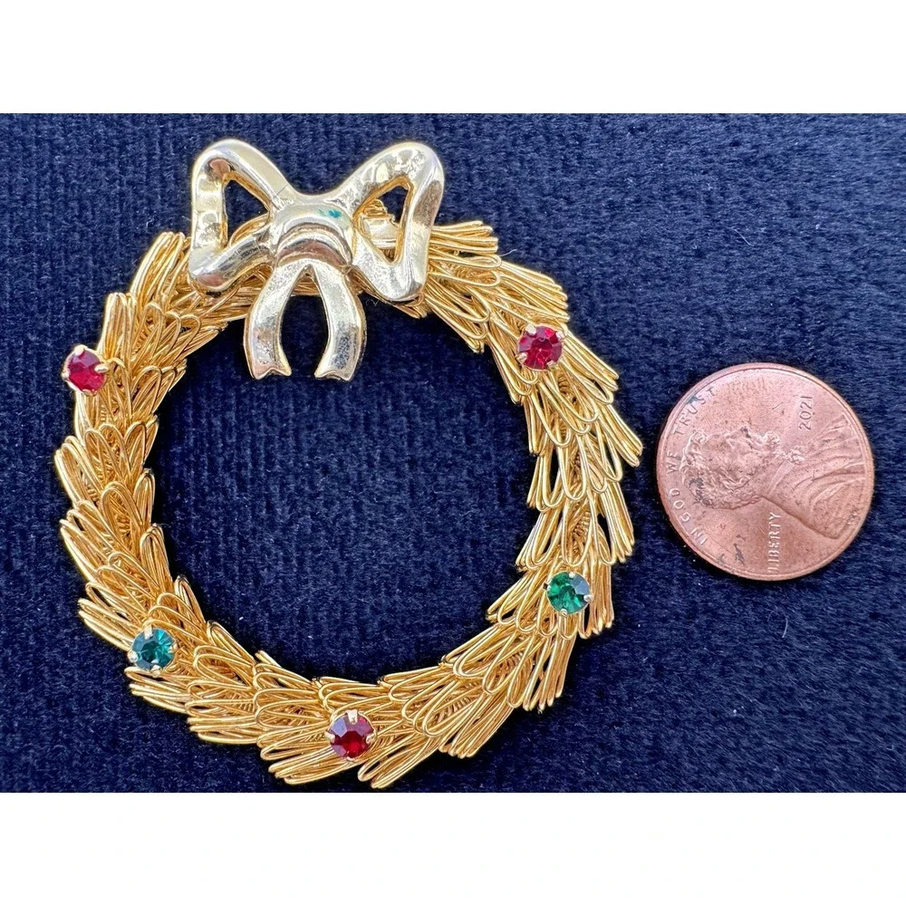Gold Tone Christmas Wreath Brooch Red‎ Green Rhinestones Bow Pin